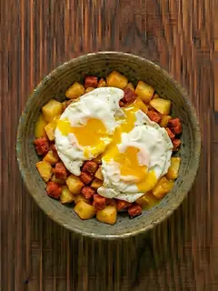 Huevos rotos con chorizo y patata