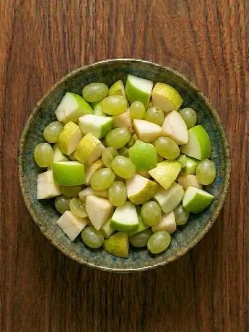 Macedonia de pera, manzana verde y uvas blancas