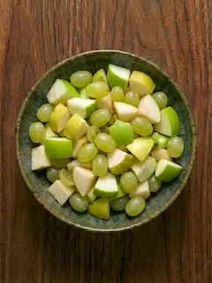 Macedonia de pera, manzana verde y uvas blancas