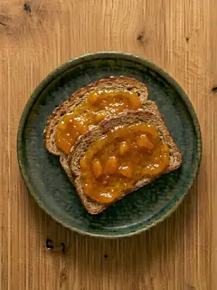 Tostada de pan integral con mermelada de albaricoque