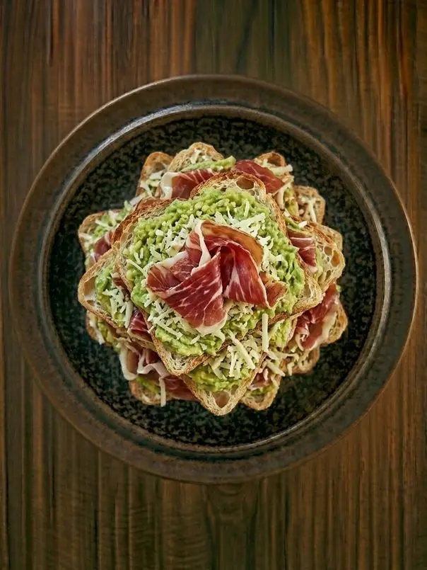 Tostada de pan de cristal con aguacate y jamón