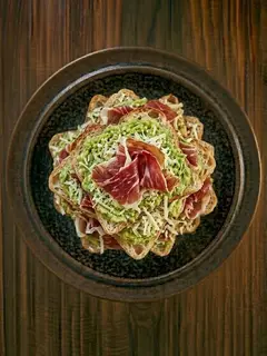 Tostada de pan de cristal con aguacate y jamón
