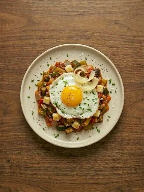 Pisto manchego con huevo frito