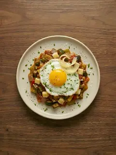 Pisto manchego con huevo frito