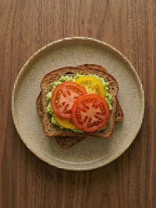 Tostada de centeno con aguacate y tomate