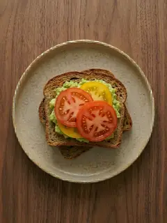 Tostada de centeno con aguacate y tomate