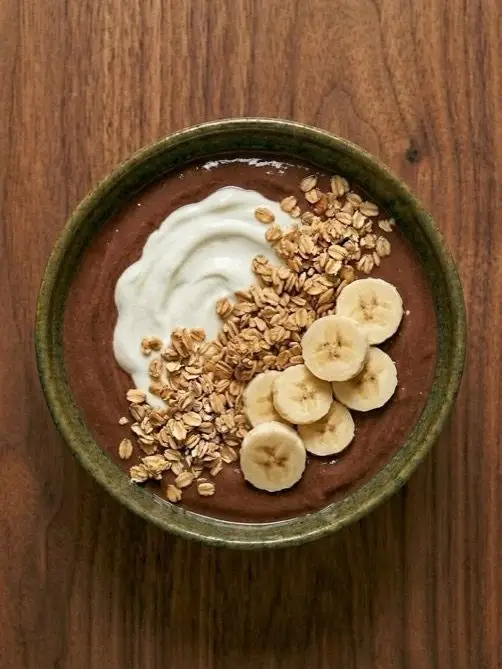 Smoothie bowl de plátano y cacao