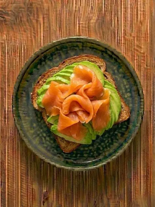 Tostada de pan integral con salmón ahumado y aguacate