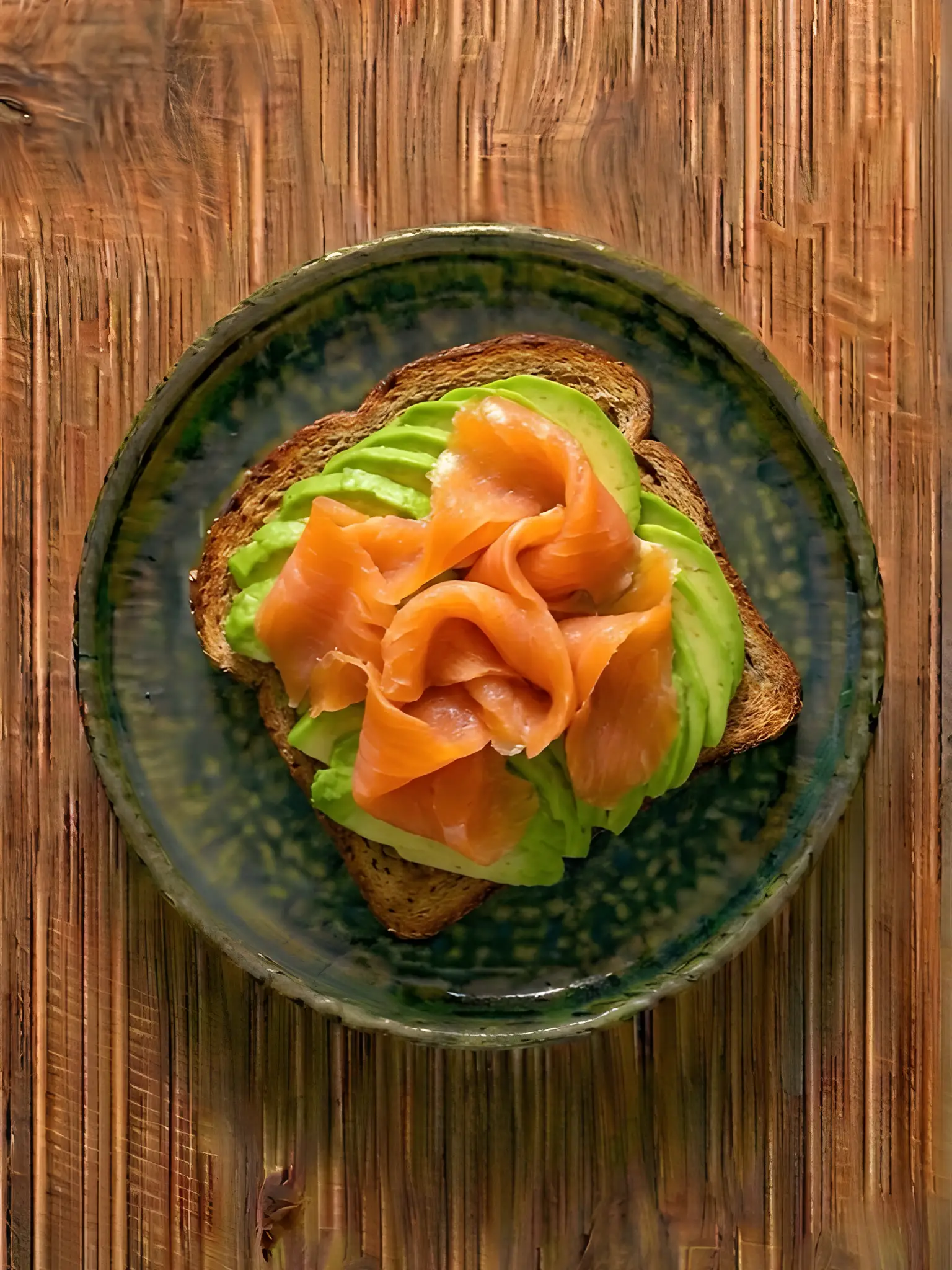 Tostada de pan integral con salmón ahumado y aguacate