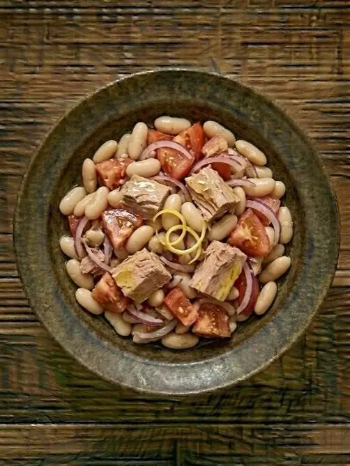 Ensalada de alubias blancas con atún y tomate