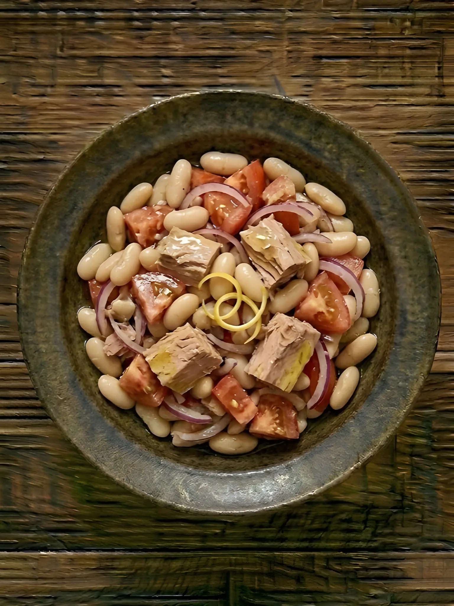 Ensalada de alubias blancas con atún y tomate