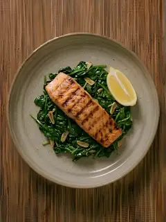 Salmón a la plancha con espinacas salteadas