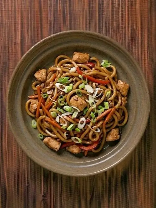 Udon salteado con pollo y verduras al wok