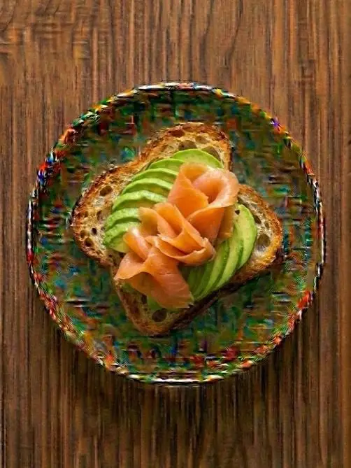 Tostada de pan de cristal con salmón ahumado y aguacate