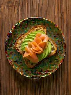 Tostada de pan de cristal con salmón ahumado y aguacate