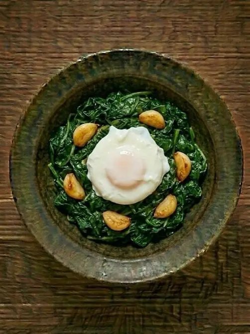 Espinacas congeladas con ajo y huevo pochado