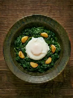 Espinacas congeladas con ajo y huevo pochado