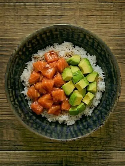 Bowl de arroz con salmon y aguacate