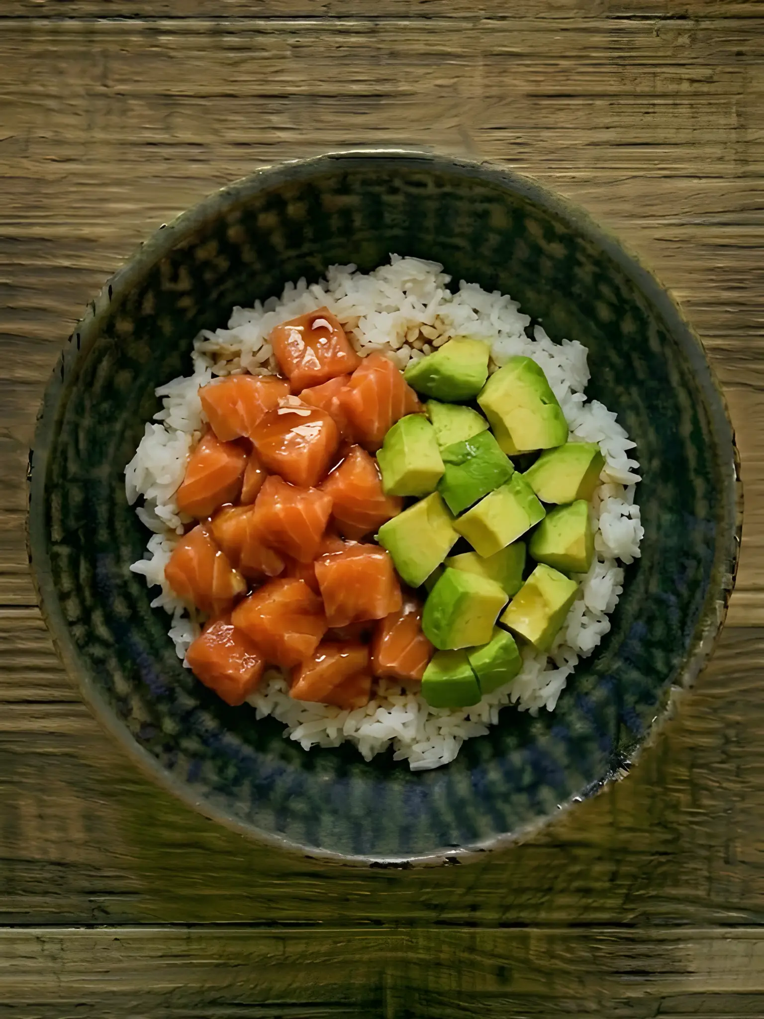 Bowl de arroz con salmon y aguacate