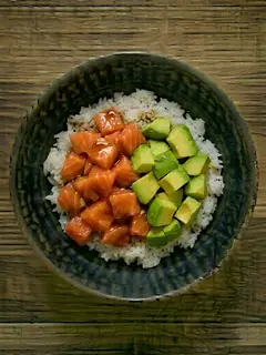 Bowl de arroz con salmon y aguacate