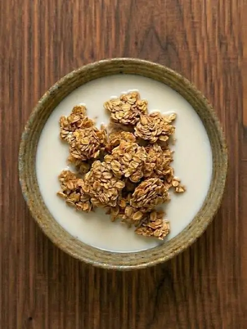 Granola con leche entera