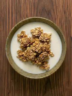 Granola con leche entera