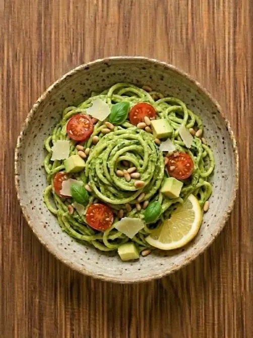 Zoodles con Pesto de Aguacate