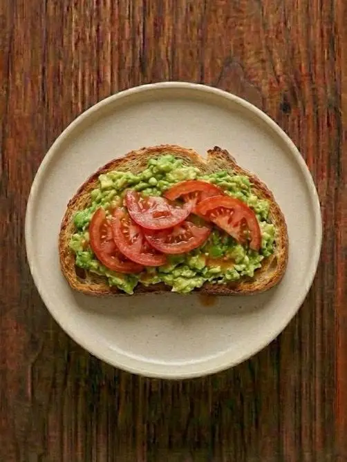 Tostada de aguacate y tomate