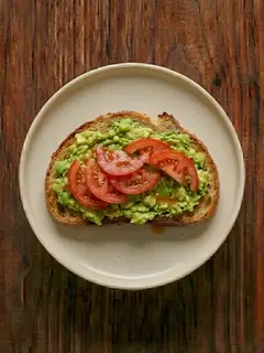 Tostada de aguacate y tomate