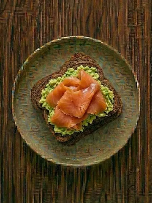 Tostada de centeno con salmón ahumado y aguacate