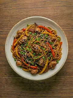 Noodles Salteados con Pollo