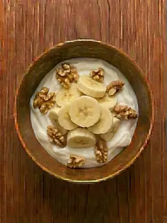Yogur natural con plátano y nueces