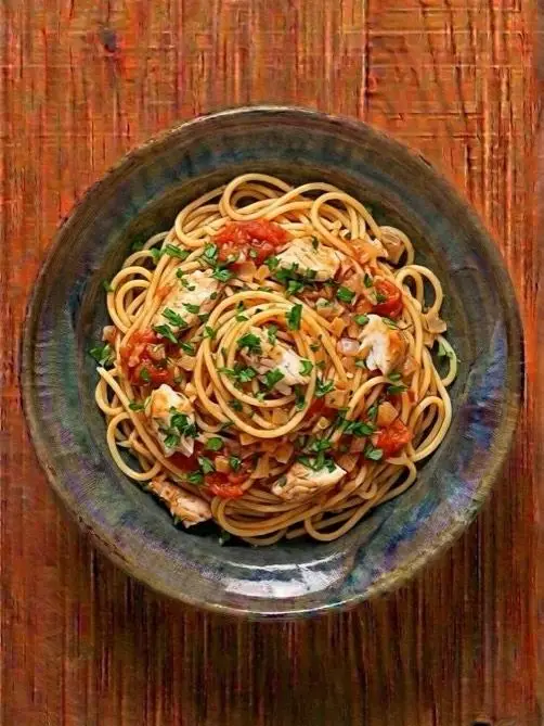 Espaguetis con merluza y tomate