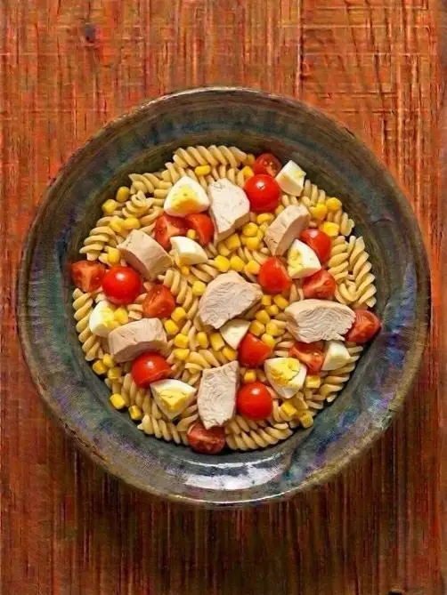 Ensalada templada de pasta con pollo, huevo y maíz
