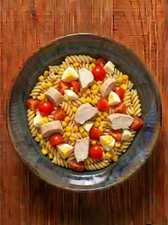 Ensalada templada de pasta con pollo, huevo y maíz
