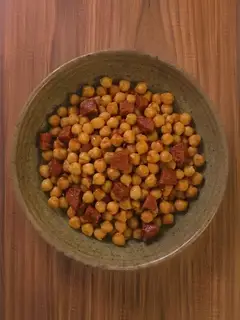 Garbanzos con chorizo y pimentón