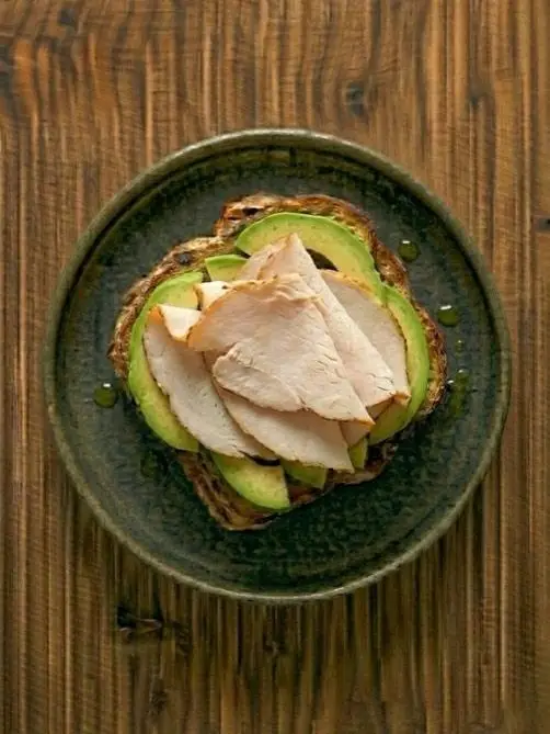 Tostada de pan integral con aguacate y pavo