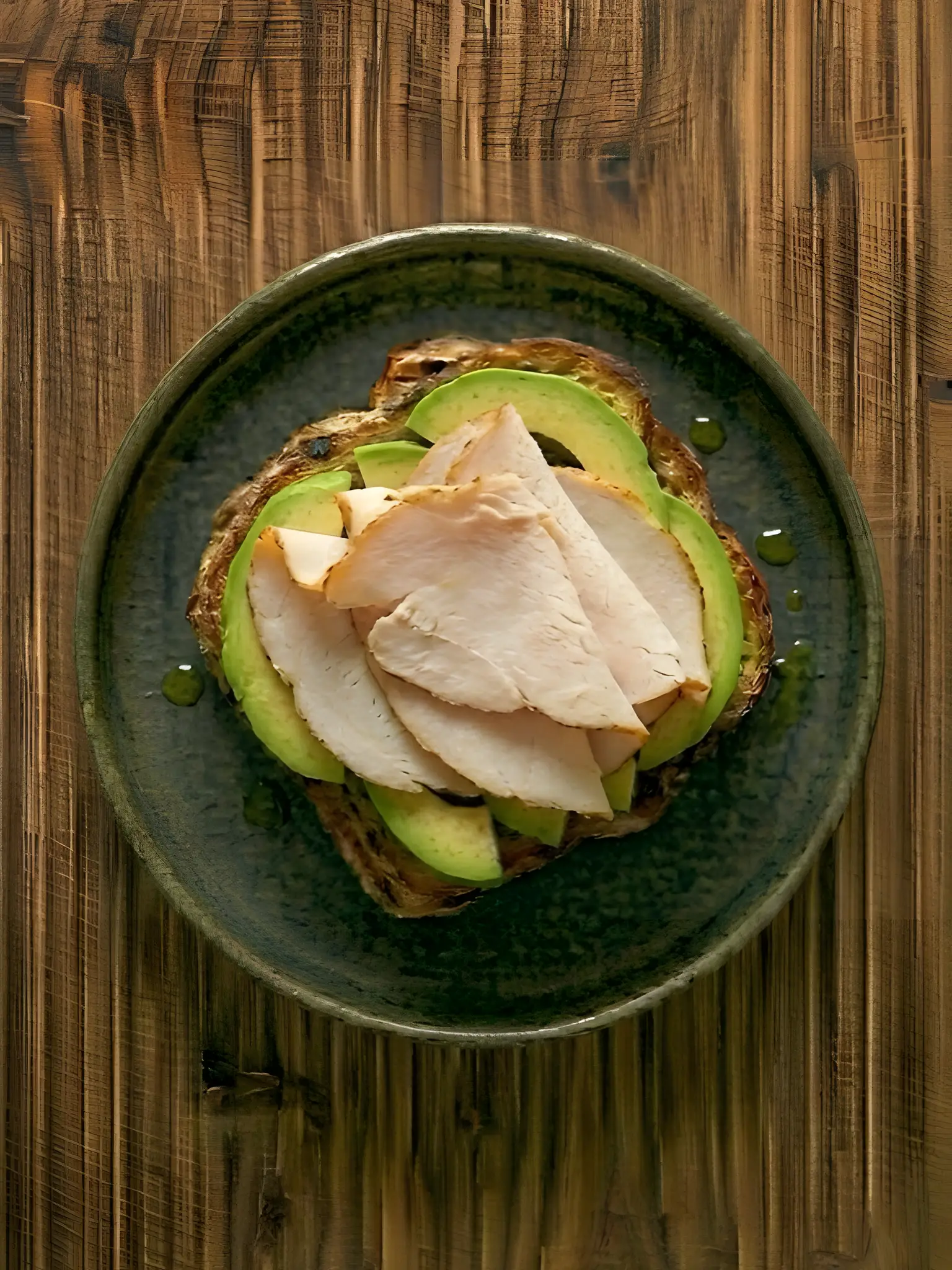 Tostada de pan integral con aguacate y pavo