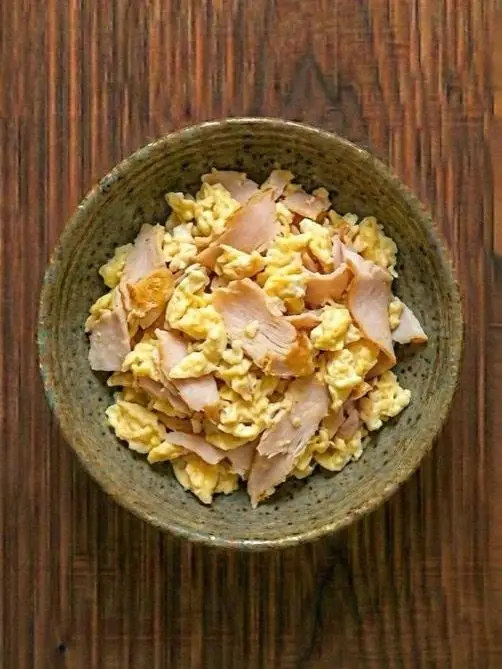 Huevos revueltos con pavo