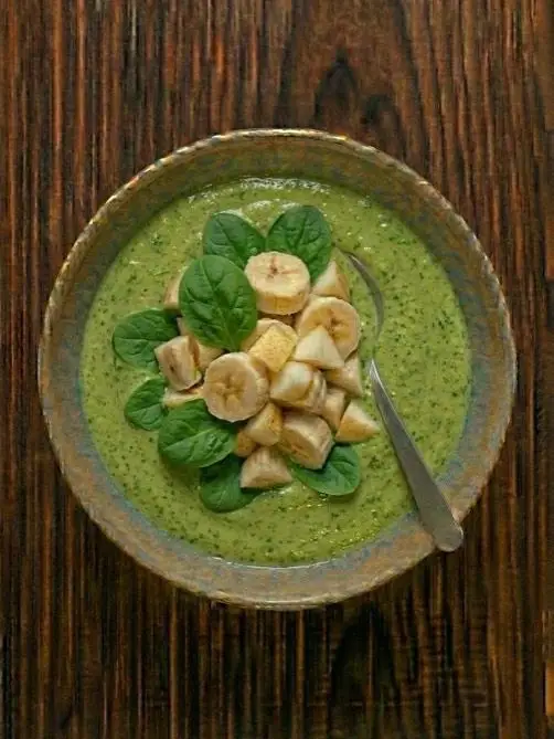 Batido de verde de espinacas y plátano con leche de avena