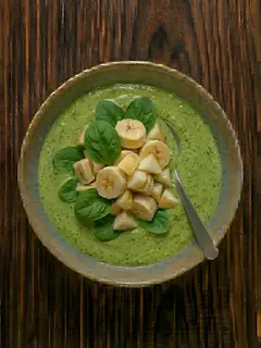 Batido de verde de espinacas y plátano con leche de avena