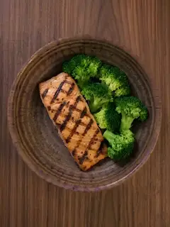 Salmón a la plancha con brócoli al vapor