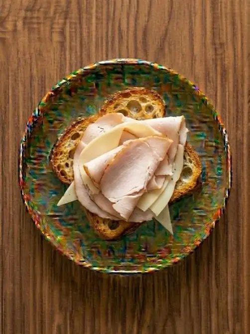 Tostada de pan de cristal con pavo y queso