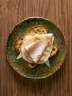 Tostada de pan de cristal con pavo y queso