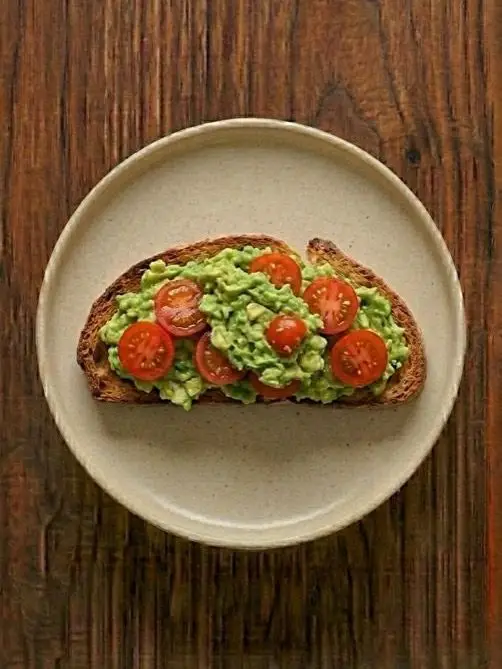 Tostada de biscotes con aguacate y tomate