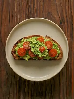 Tostada de biscotes con aguacate y tomate