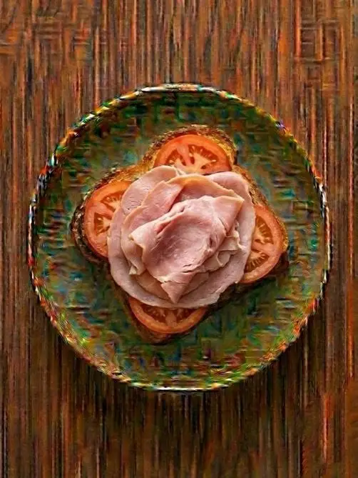 Tostada de pan de cristal con jamón cocido y tomate