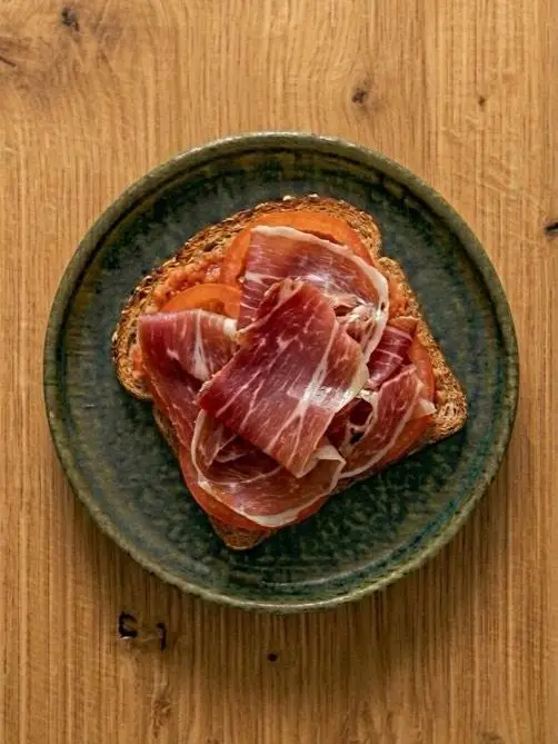 Tostada de pan integral con jamón serrano y tomate