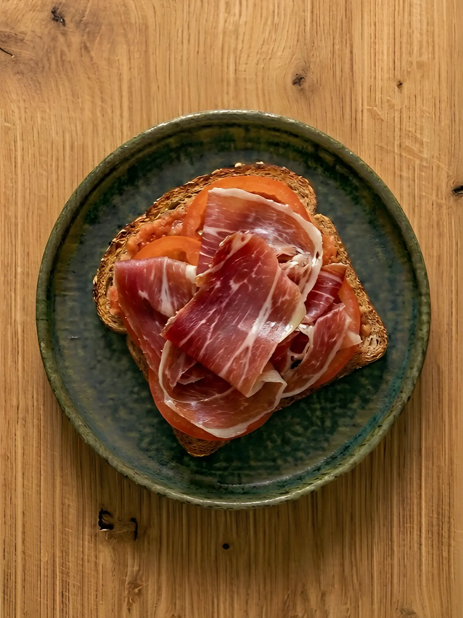 Tostada de pan integral con jamón serrano y tomate