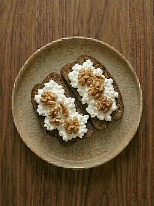 Tostada de biscotes con requesón y nueces